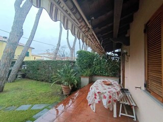 Appartamento in Affitto a Massa, zona Marina Di Massa, 2'000&euro;, 71 m²