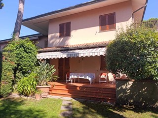Appartamento in Affitto a Massa, zona Marina Di Massa, 2'000&euro;, 71 m²