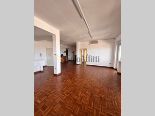 Appartamento in Affitto a Pescara, zona Piazza Duca D'Aosta, 2'000&euro;, 200 m²