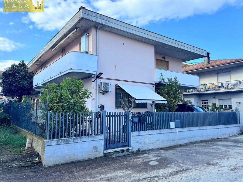 Appartamento in Vendita a Roseto degli Abruzzi, 195'000&euro;, 160 m²