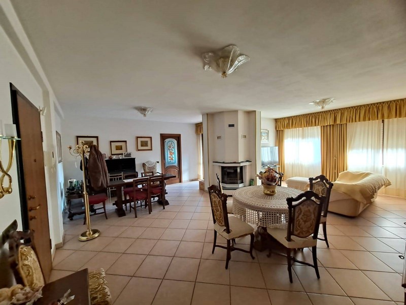 Appartamento in Vendita a Marsciano, 210'000&euro;, 175 m²
