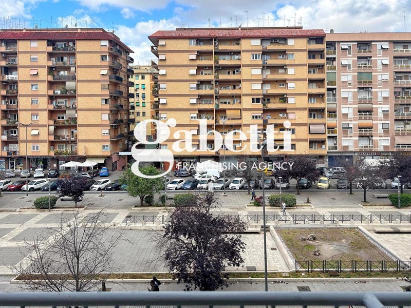 Bilocale in Vendita a Roma, 238'000&euro;, 66 m²