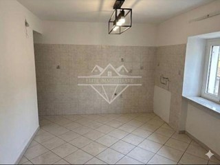 Appartamento in Vendita a Carrara, zona Bedizzano, 95'000&euro;, 90 m²