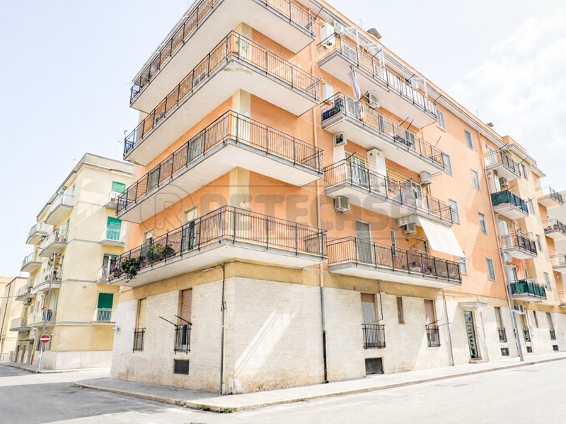 Bilocale in Vendita a Bisceglie, zona Seminario, 105'000&euro;, 70 m², con Box