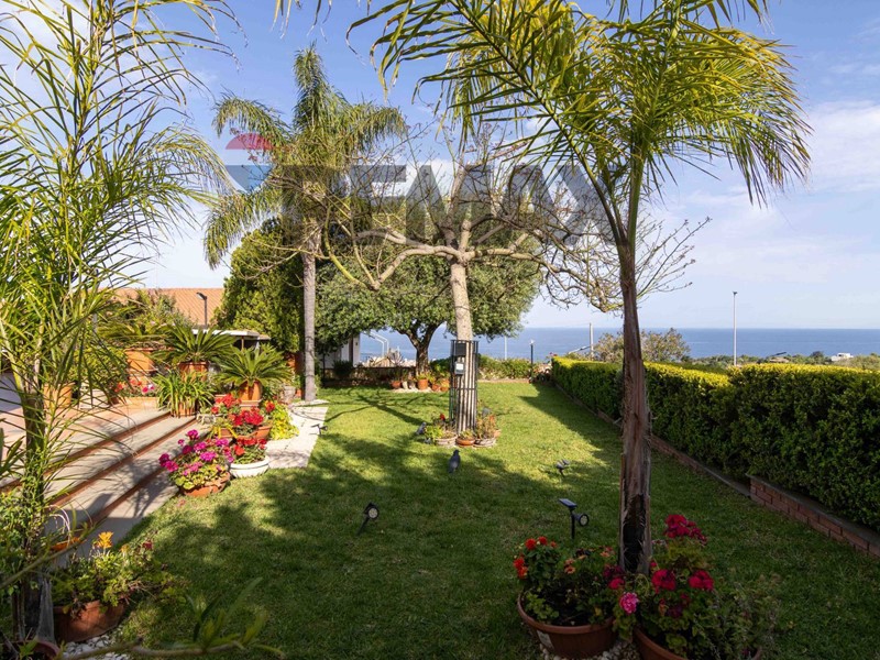 Appartamento in Vendita a Aci Castello, 429'000&euro;, 140 m²