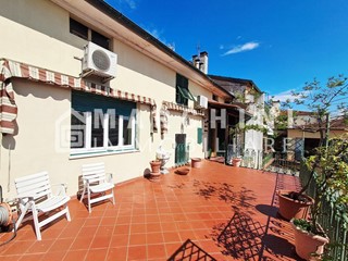 Appartamento in Vendita a Lucca, zona San Marco, 398'000&euro;, 125 m², arredato