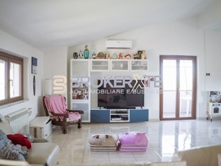 Appartamento in Vendita a Luni, 249'000&euro;, 170 m², arredato, con Box