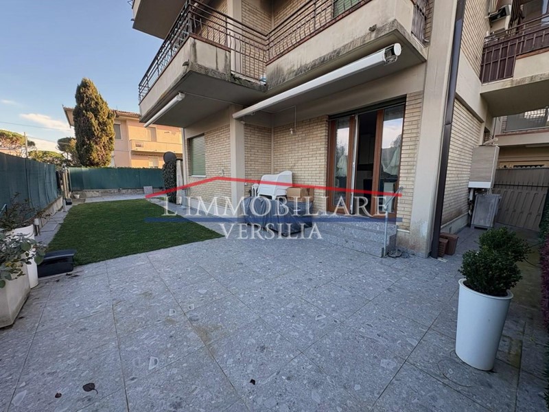 Trilocale in Vendita a Montignoso, zona Cinquale, 390'000&euro;, 75 m², arredato