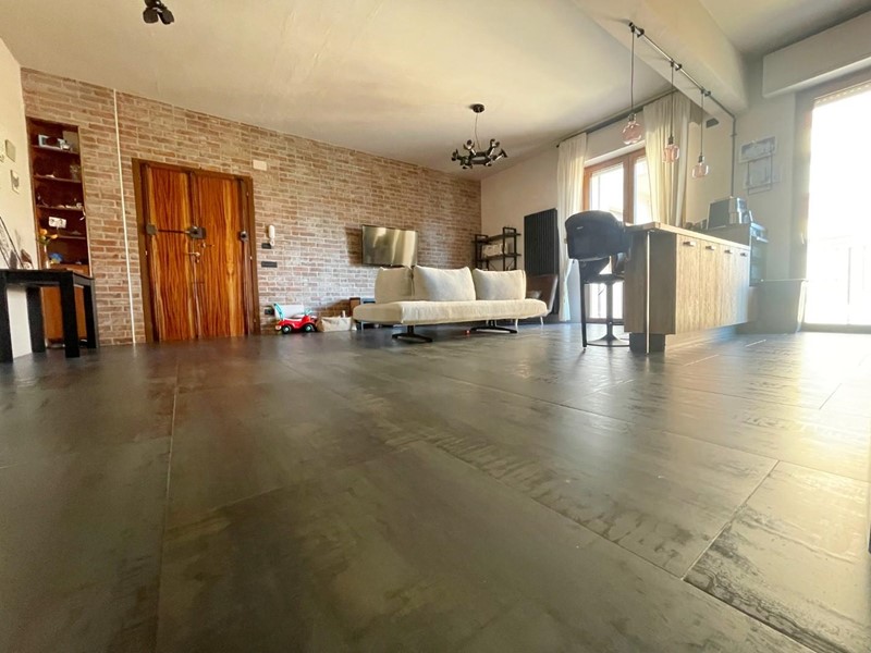 Appartamento in Vendita a Poggibonsi, 285'000&euro;, 120 m², con Box