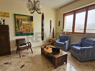 Appartamento in Vendita a Palermo, 259'000&euro;, 175 m²