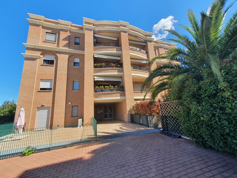 Trilocale in Vendita a Assisi, 155'000&euro;, 75 m², con Box