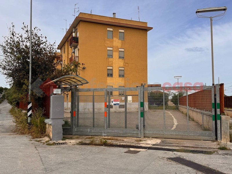 Trilocale in Vendita a Bari, 90'000&euro;, 71 m², arredato
