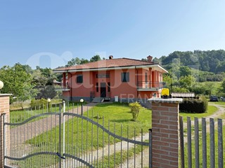 Appartamento in Vendita a Pocapaglia, 350'000&euro;, 310 m², con Box