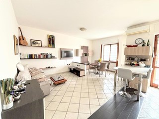 Bilocale in Vendita a Corbetta, 134'000&euro;, 76 m², con Box