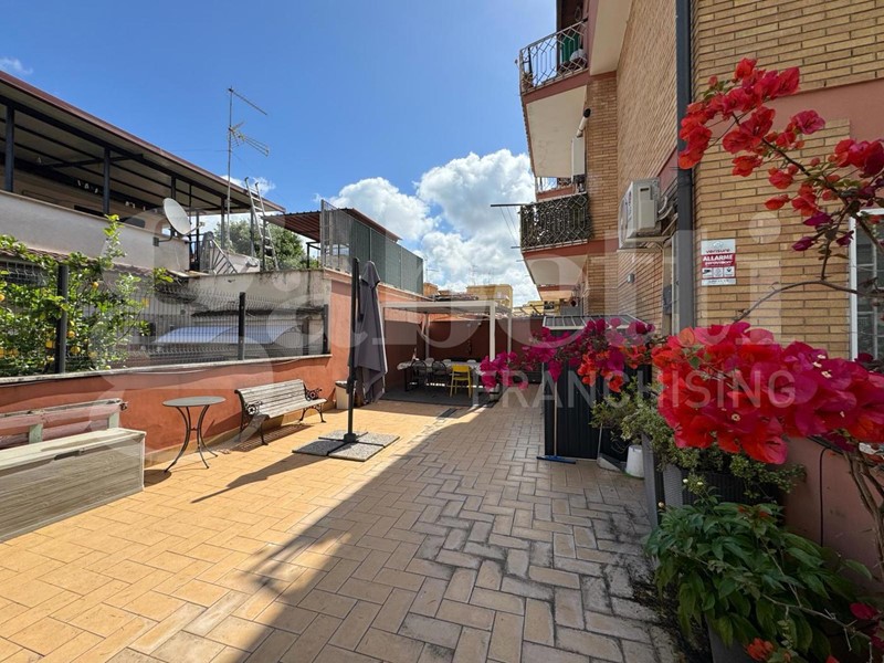 Trilocale in Vendita a Roma, 239'000&euro;, 71 m², con Box