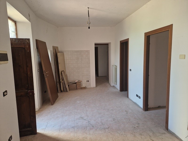 Quadrilocale in Vendita a Massa Martana, 48'000&euro;, 70 m²