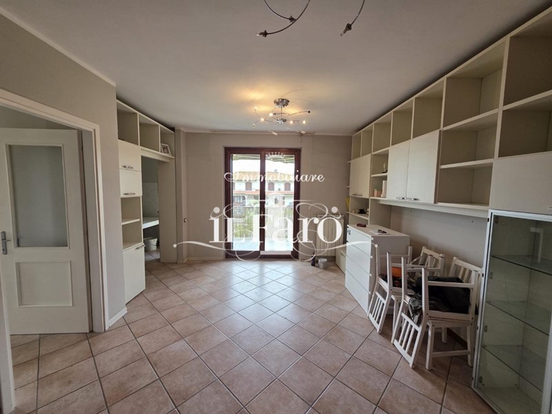 Appartamento in Vendita a Viareggio, zona Bicchio, 275'000&euro;, 90 m², arredato