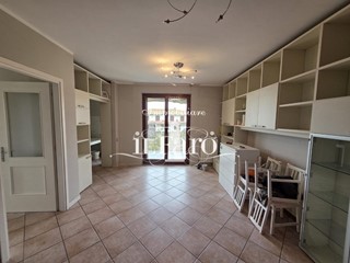 Appartamento in Vendita a Viareggio, zona Bicchio, 275'000&euro;, 90 m², arredato