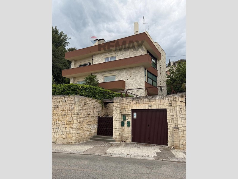 Trilocale in Affitto a Ancona, 1'400&euro;, 110 m²