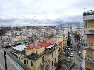Appartamento in Affitto a Napoli, 1'100&euro;, 150 m²