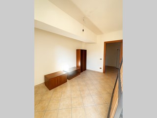 Trilocale in Vendita a Nettuno, zona Piscina Cardillo, 95'000&euro;, 108 m², con Box