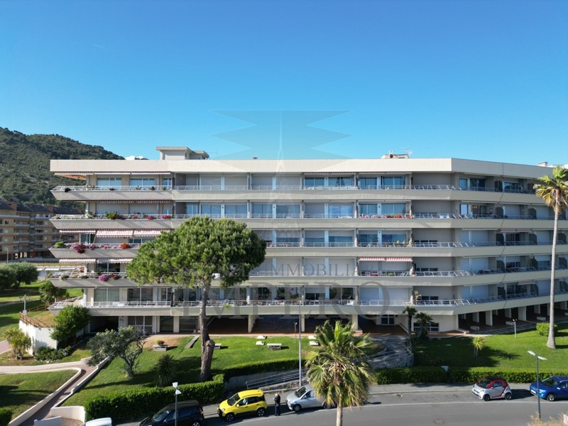 Appartamento in Vendita a Ventimiglia, zona Biscione, 790'000&euro;, 152 m², con Box