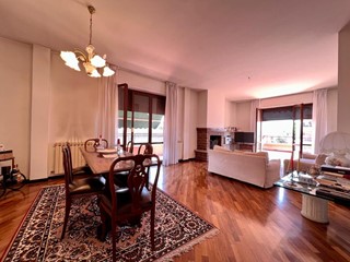 Attico in Vendita a Massa, zona Ronchi, 600'000&euro;, 120 m², con Box