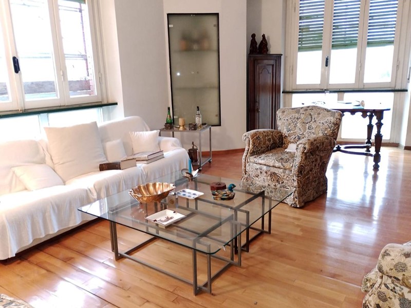 Appartamento in Vendita a Massa, 250'000&euro;, 140 m², arredato, con Box