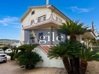 Quadrilocale in Vendita a Monteprandone, 165'000&euro;, 155 m²
