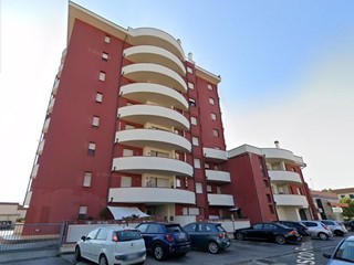 Quadrilocale in Vendita a Pontedera, 84'000&euro;, 70 m², con Box