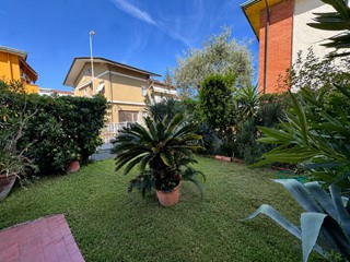 Appartamento in Vendita a Viareggio, 299'000&euro;, 95 m², arredato