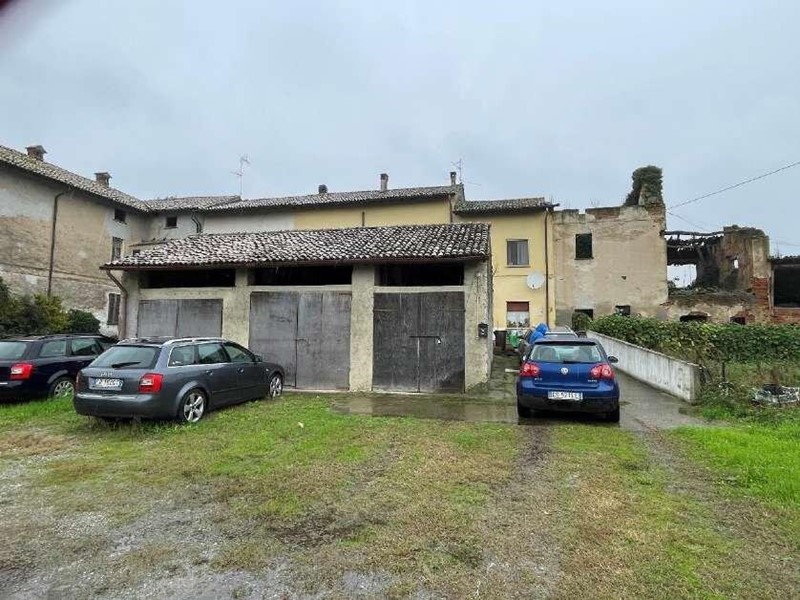 Quadrilocale in Vendita a Chignolo Po, 22'781&euro;, 229 m²
