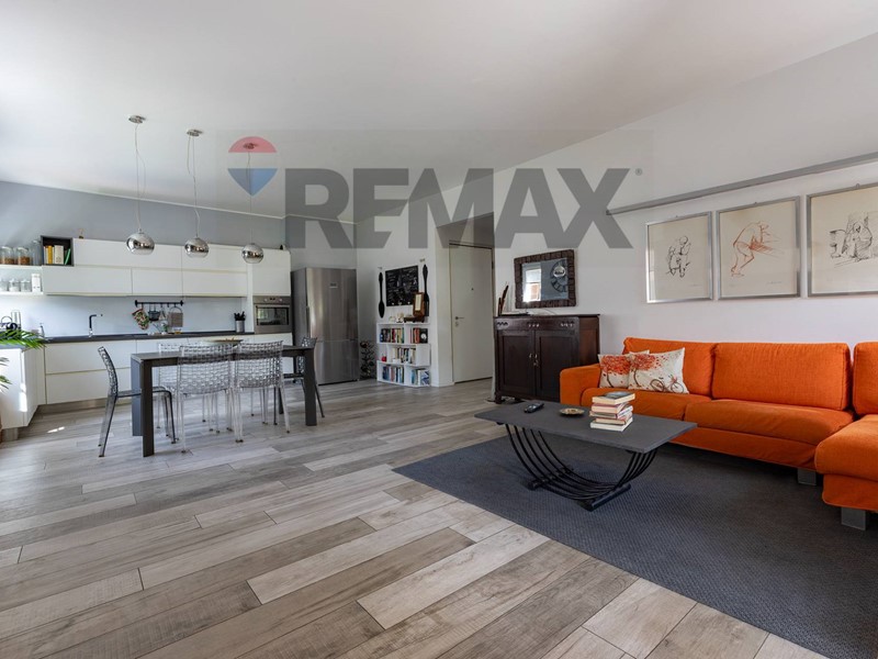 Trilocale in Vendita a Porto Ceresio, 275'000&euro;, 122 m²