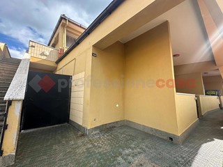 Quadrilocale in Vendita a Ardea, 99'000&euro;, 98 m², con Box