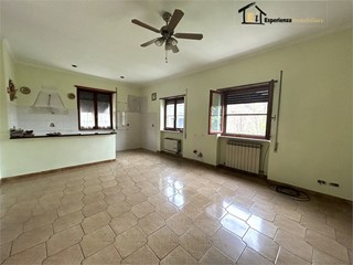Trilocale in Vendita a Montopoli di Sabina, 95'000&euro;, 150 m²