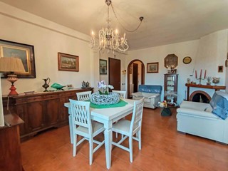 Appartamento in Vendita a Calcinaia, zona Fornacette, 155'000&euro;, 90 m²