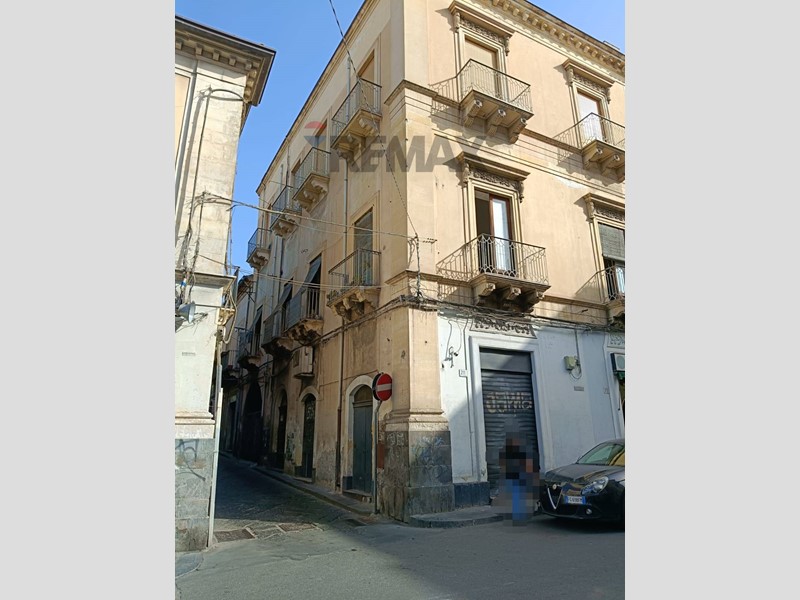 Appartamento in Vendita a Paternò, 85'000&euro;, 159 m²
