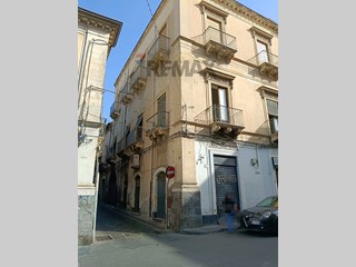 Appartamento in Vendita a Paternò, 85'000&euro;, 159 m²