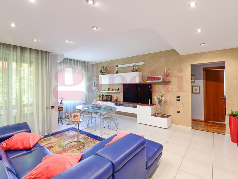 Trilocale in Vendita a Cantù, 165'000&euro;, 94 m², con Box