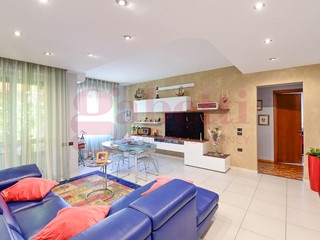 Trilocale in Vendita a Cantù, 165'000&euro;, 94 m², con Box