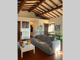 Trilocale in Vendita a Massa e Cozzile, zona Massa, 110'000&euro;, 66 m², arredato