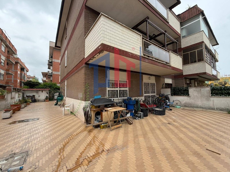 Trilocale in Vendita a Pomezia, 165'000&euro;, 90 m²