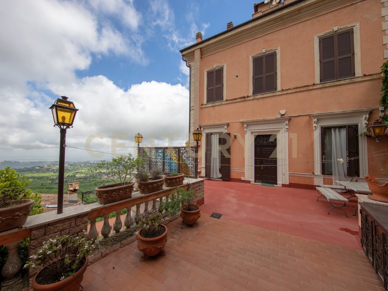 Appartamento in Vendita a Rocca di Papa, 275'000&euro;, 166 m²