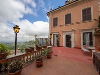 Appartamento in Vendita a Rocca di Papa, 275'000&euro;, 166 m²