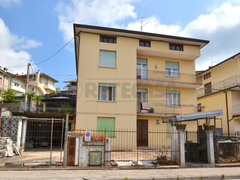 Appartamento in Vendita a Valdagno, zona Novale, 75'000&euro;, 134 m², con Box