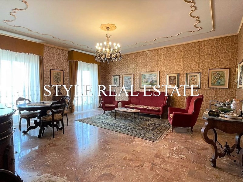 Appartamento in Vendita a Siracusa, zona Villa Politi, 130'000&euro;, 210 m²
