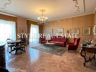 Appartamento in Vendita a Siracusa, zona Villa Politi, 130'000&euro;, 210 m²