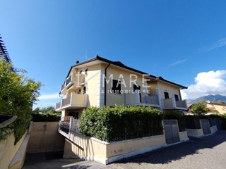 Trilocale in Vendita a Massa, zona Marina di Massa, 320'000&euro;, 70 m², arredato, con Box