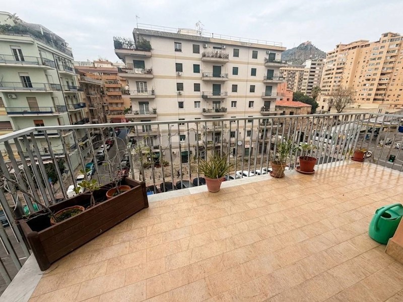 Appartamento in Vendita a Palermo, 240'000&euro;, 151 m²