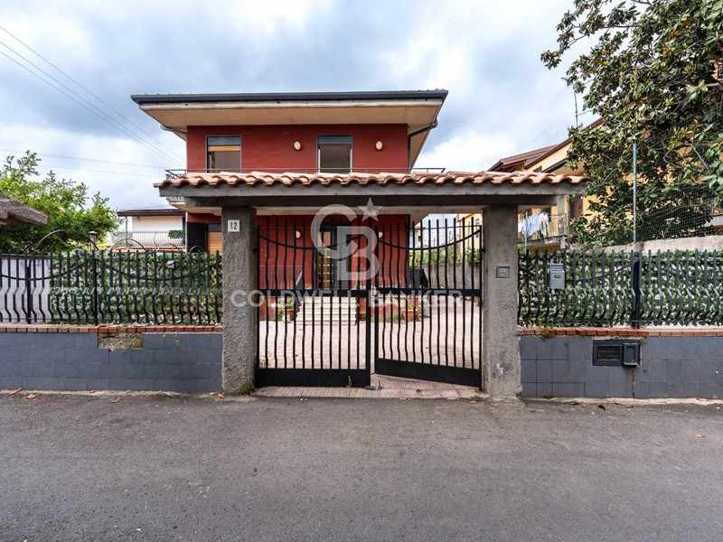 Appartamento in Vendita a San Giovanni la Punta, 350'000&euro;, 339 m²